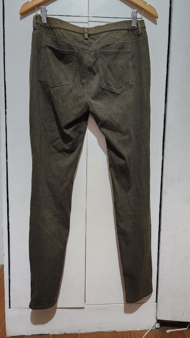 Uniqlo L Olive Green Stretchable Pants (Category: Jeans) located in Meycauayan. Submitted by MP_Shop (Listing ID 1448101559, Image 2). Description: - Uniqlo Chinos - Color: Olive Green - Size: Large (L) - Closure: Button Fly - Features: Two back pockets - Fit: Comfortable for everyday wear - Style: Great for casual outfits - Condition: Please check photos for details.