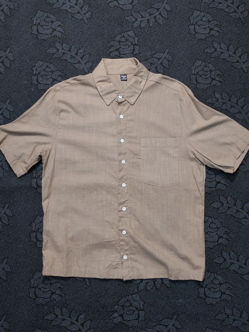Uniqlo Short Sleeve Button Up Shirt (Category: Tshirts & Polo Shirts ) located in Manila. Submitted by chaddiee (Listing ID 1448206865, Image 1). Description: length: 26 inch width: 21 inch.
