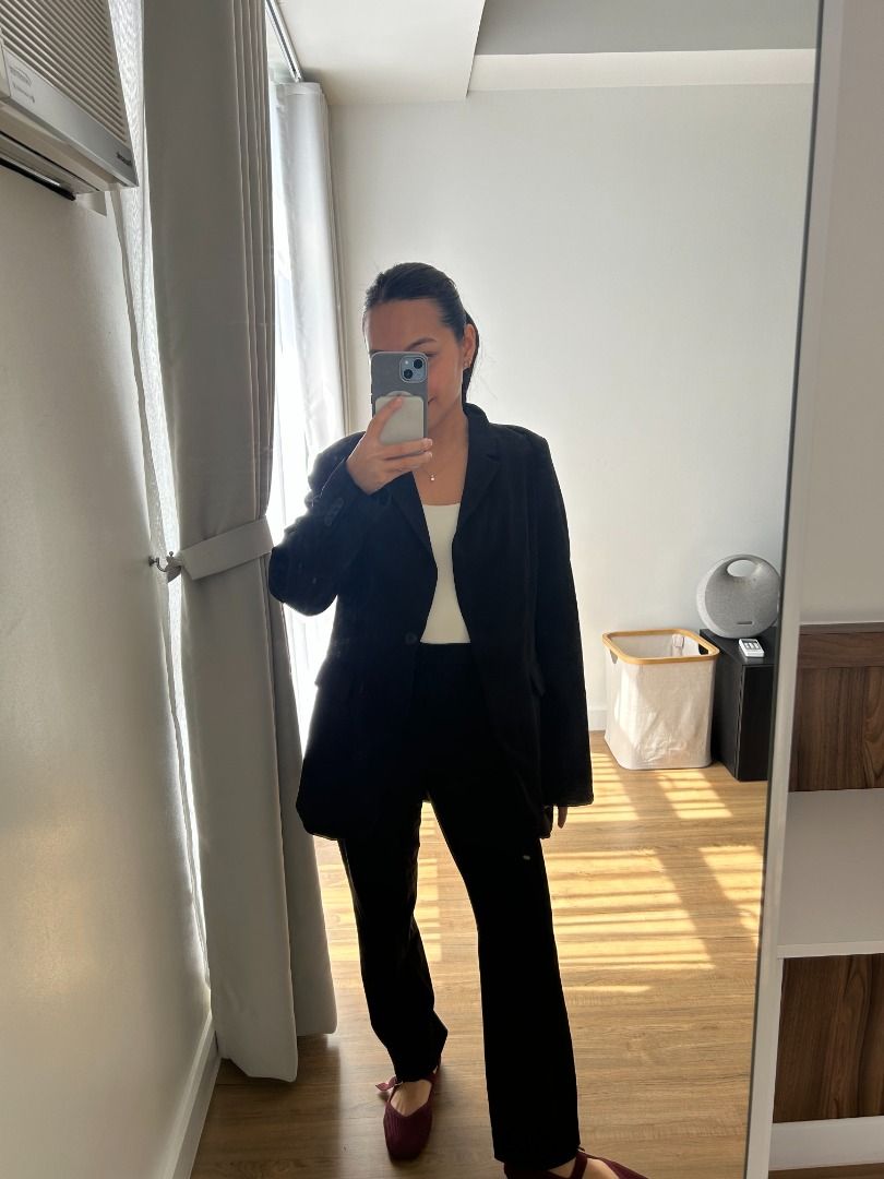 Uniqlo Straight Trouser S Black (Category: Coats, Jackets and Outerwear) located in Quezon City. Submitted by simplifiedclosetph (Listing ID 1448178056, Image 2). Description: Perfect office pants! Fits XS-S, I'm 5ft flat Can send more photos upon request No tape measure available :( If applicable, refer the the brand’s website for sizing reference RFS: MAJOR DECLUTTERING!! MOP: Gcash/BDO/BPI Location: Quezon City Shipping Posts: Shipping via Gog
