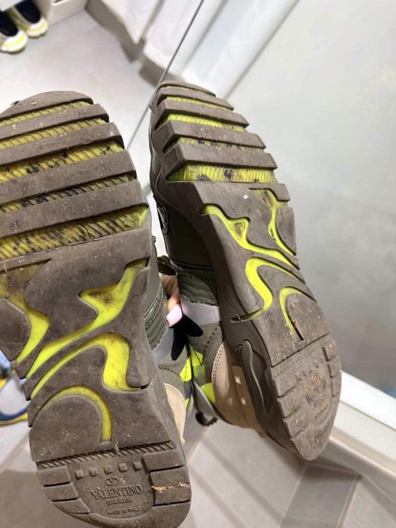 Valentino sneakers 波鞋 （分類：鞋及波鞋）位於 Hong Kong。 由 ccsecond 提交（商品編號 1448231207，圖片 3）。簡介： 。