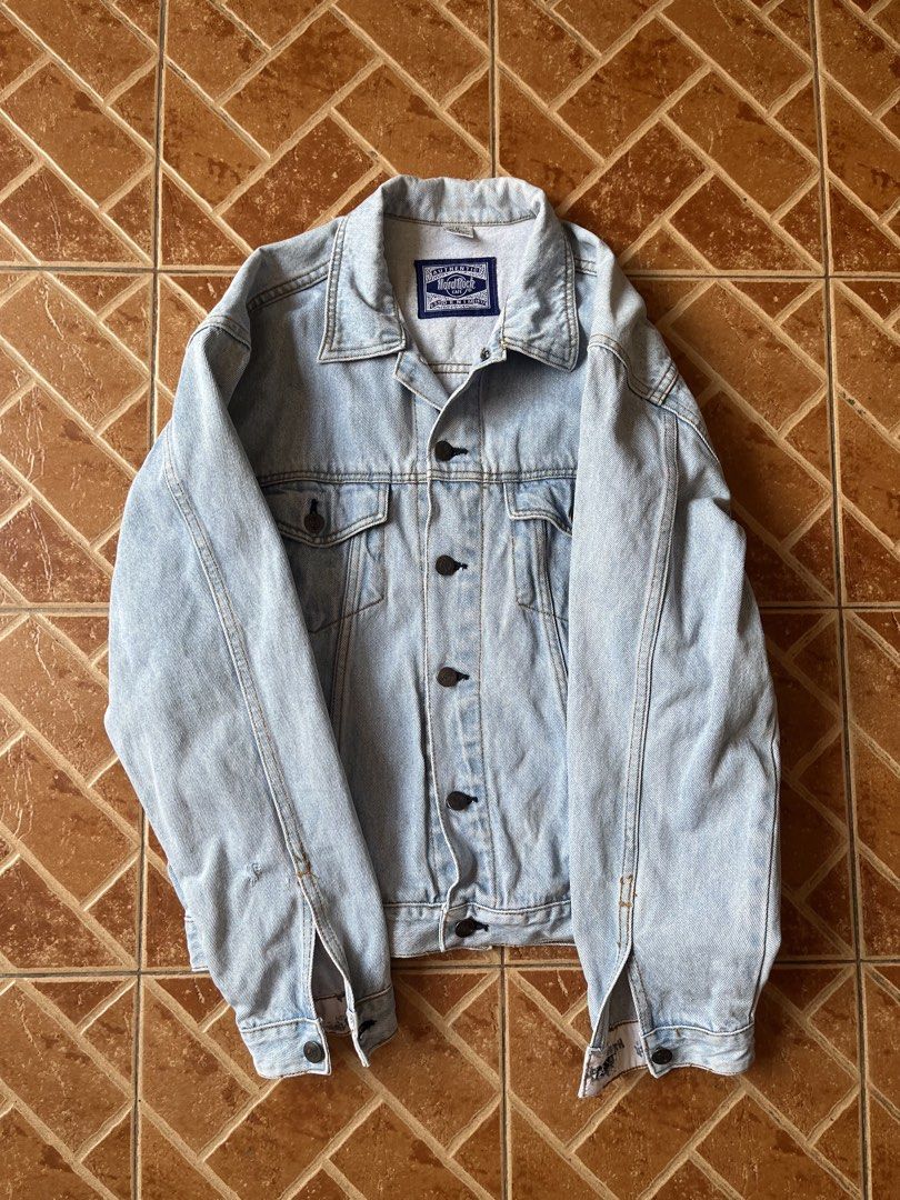 Vintage denim jacket (Category: Coats, Jackets and Outerwear) located in Iloilo. Submitted by papsyy (Listing ID 1448093344, Image 1). Description: - Vintage 80’s light wash denim jacket - Iconic Hard Rock Cafe logo on back - 22x26 boxy.