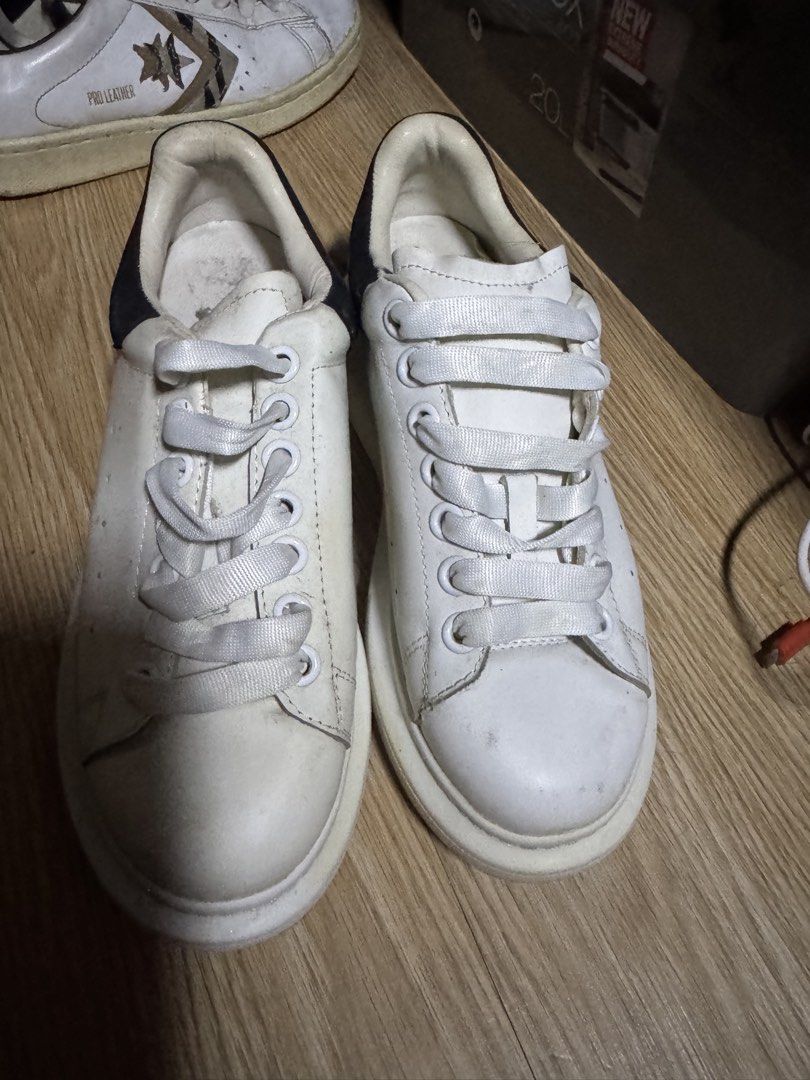 White Leather Sneakers with Black Accent (Category: Sneakers) located in Quezon City. Submitted by ryshean03 (Listing ID 1448086380, Image 2). Description: -alexander mcqueen -not sure of authenticity but sabi ng friend ko na nagbigay its OG size 6 from Japan -used but not abuse -de cluttering -1400 negotiable -wrong size - Classic white leather sneakers - Black accent on the heel - Secure lace-up closure - Comfortable and stylish for everyday we