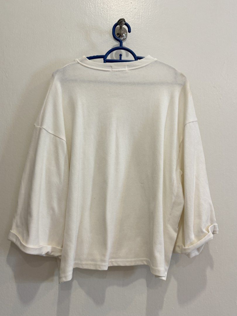 White sweater (Category: Longsleeves) located in Bandar Hilir. Submitted by JOJO777 (Listing ID 1448254474, Image 2). Description: Material is pretty thick and heavy .