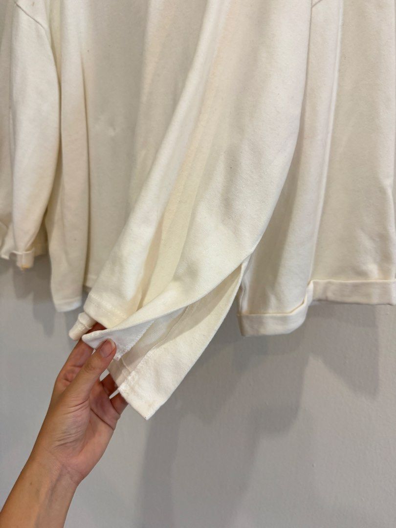 White sweater (Category: Longsleeves) located in Bandar Hilir. Submitted by JOJO777 (Listing ID 1448254474, Image 3). Description: Material is pretty thick and heavy .