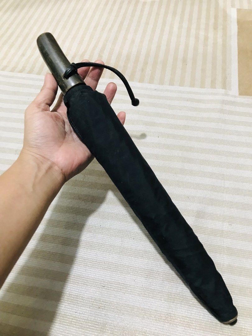 WOOD HANDLE BIG UMBRELLA (Category: Umbrellas) located in Gamu. Submitted by 2022bagsbunny (Listing ID 1448113873, Image 1). Description: .