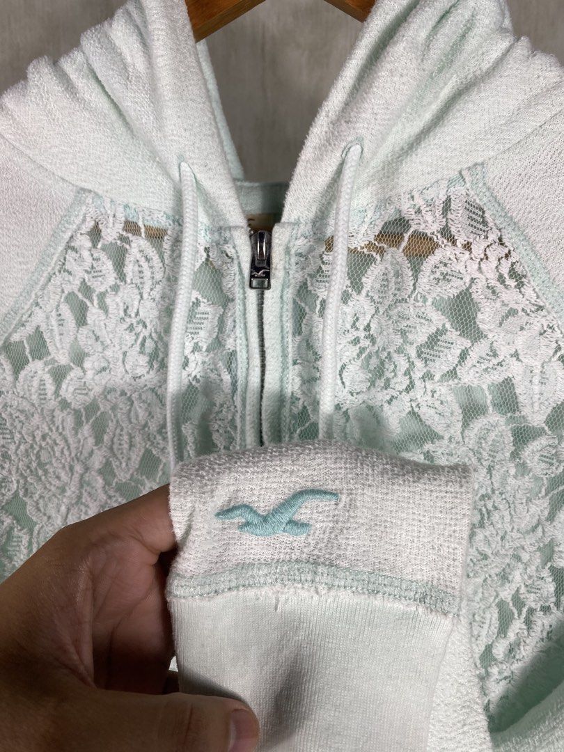 Y2k Hollister Jacket (Category: Others Tops) located in Cabanatuan. Submitted by luwer (Listing ID 1448212765, Image 3). Description: Y2k Hollister Jacket In good condition check all pictures .