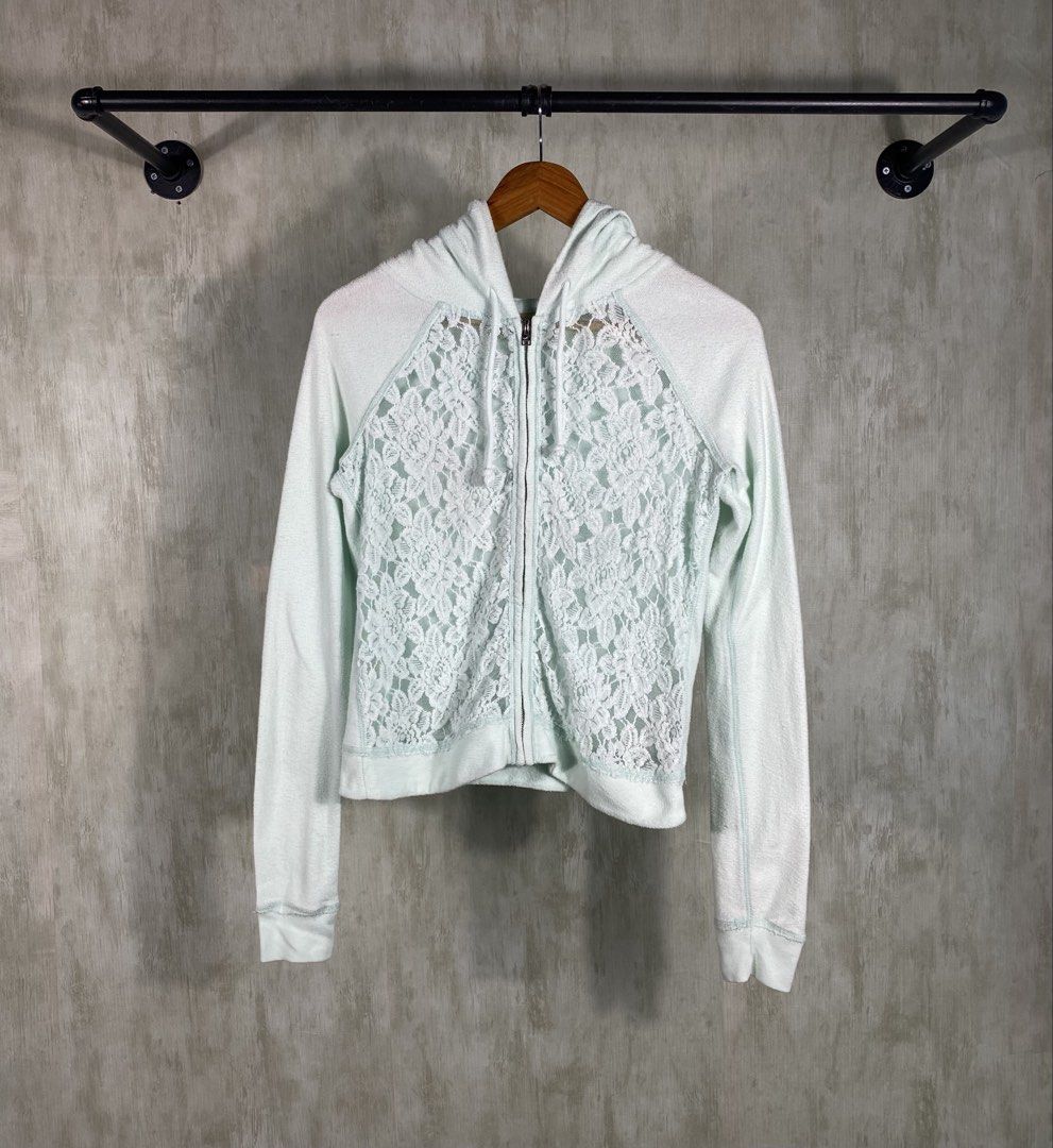 Y2k Hollister Jacket (Category: Others Tops) located in Cabanatuan. Submitted by luwer (Listing ID 1448212765, Image 1). Description: Y2k Hollister Jacket In good condition check all pictures .