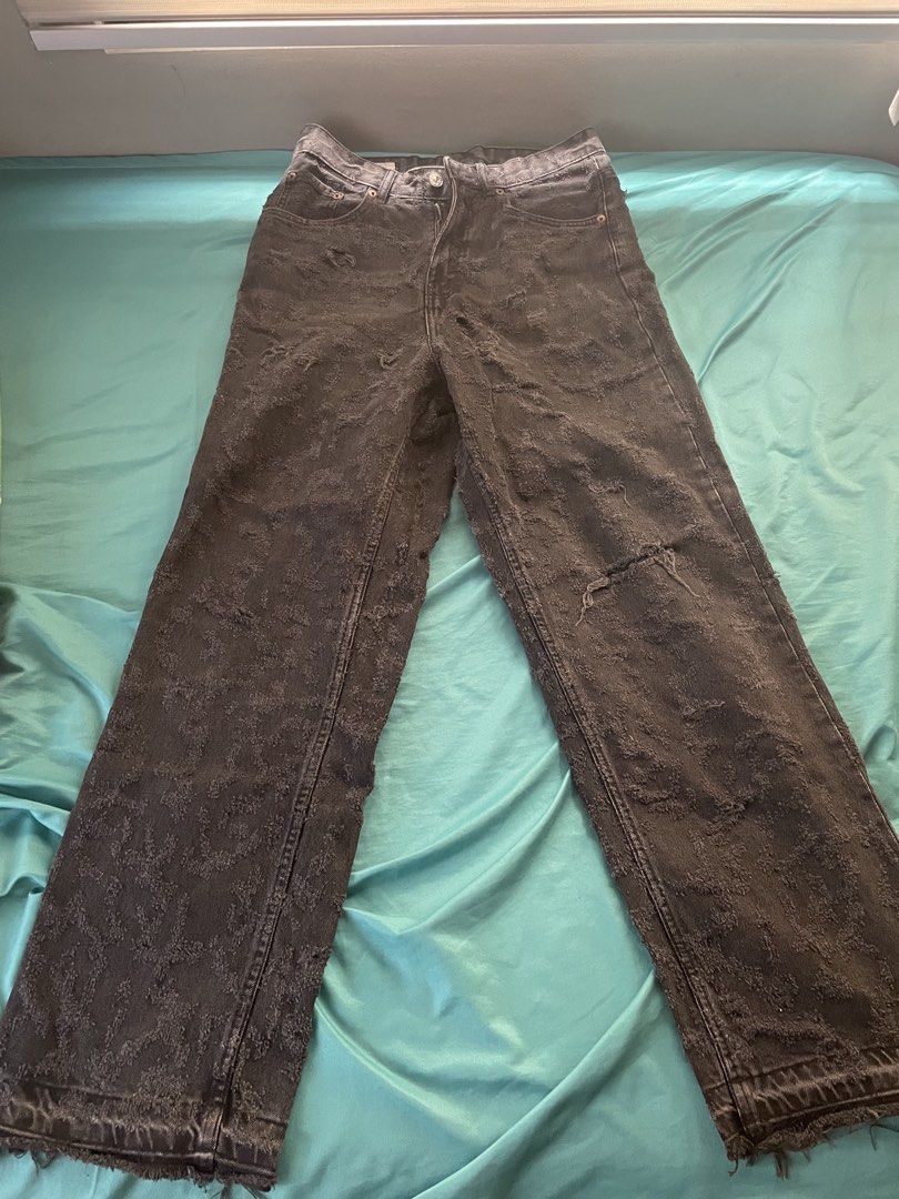 ZARA Black Distressed Wide Leg Jeans (Category: Jeans) located in Quezon City. Submitted by rajisan02 (Listing ID 1448176664, Image 1). Description: - Zara textured wide leg distressed jeans - Style: Heavily distressed with rips and raw hem -Waist: 31 inches -Outseam: 44 inches Heavily negotiable DM for exact measurements SF to be shouldered by buyer (Grab, JnT, Lalamove) .