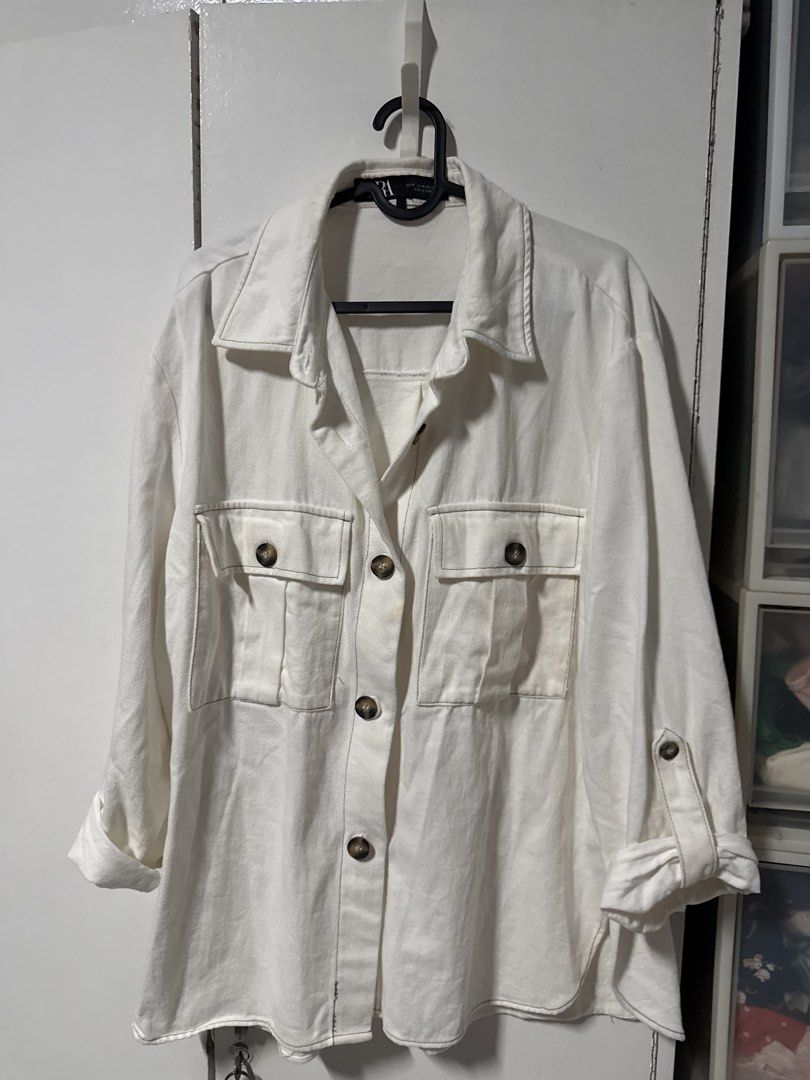 Zara White Oversized Shirt Jacket XL (Category: Coats, Jackets and Outerwear) located in Quezon City. Submitted by bykoko (Listing ID 1448194789, Image 1). Description: - Zara white shirt jacket - Oversized fit - Button-up front - Two chest pockets - Long sleeves with button cuffs (can be rolled up) - Made in Turkey - Ideal for layering Shipping c/o buyer location Qc Diliman .