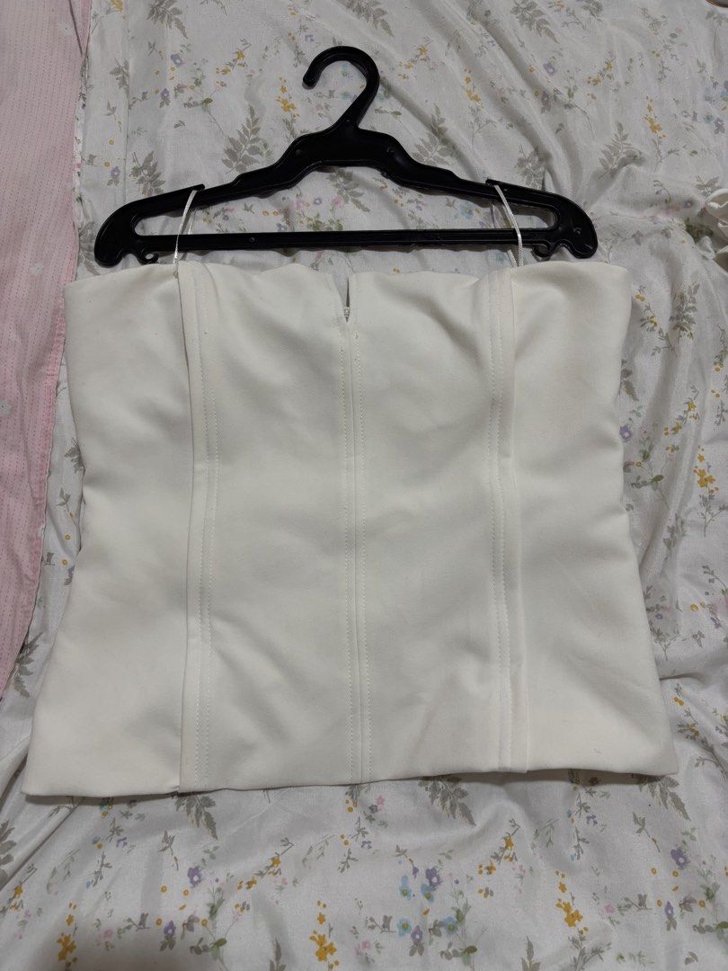 Zara White Strapless Corset Boned Top (Category: Sleeveless) located in Marikina City. Submitted by koletteyy (Listing ID 1448243059, Image 1). Description: - worn once - no flaws - a bit stretchy M-semi L.