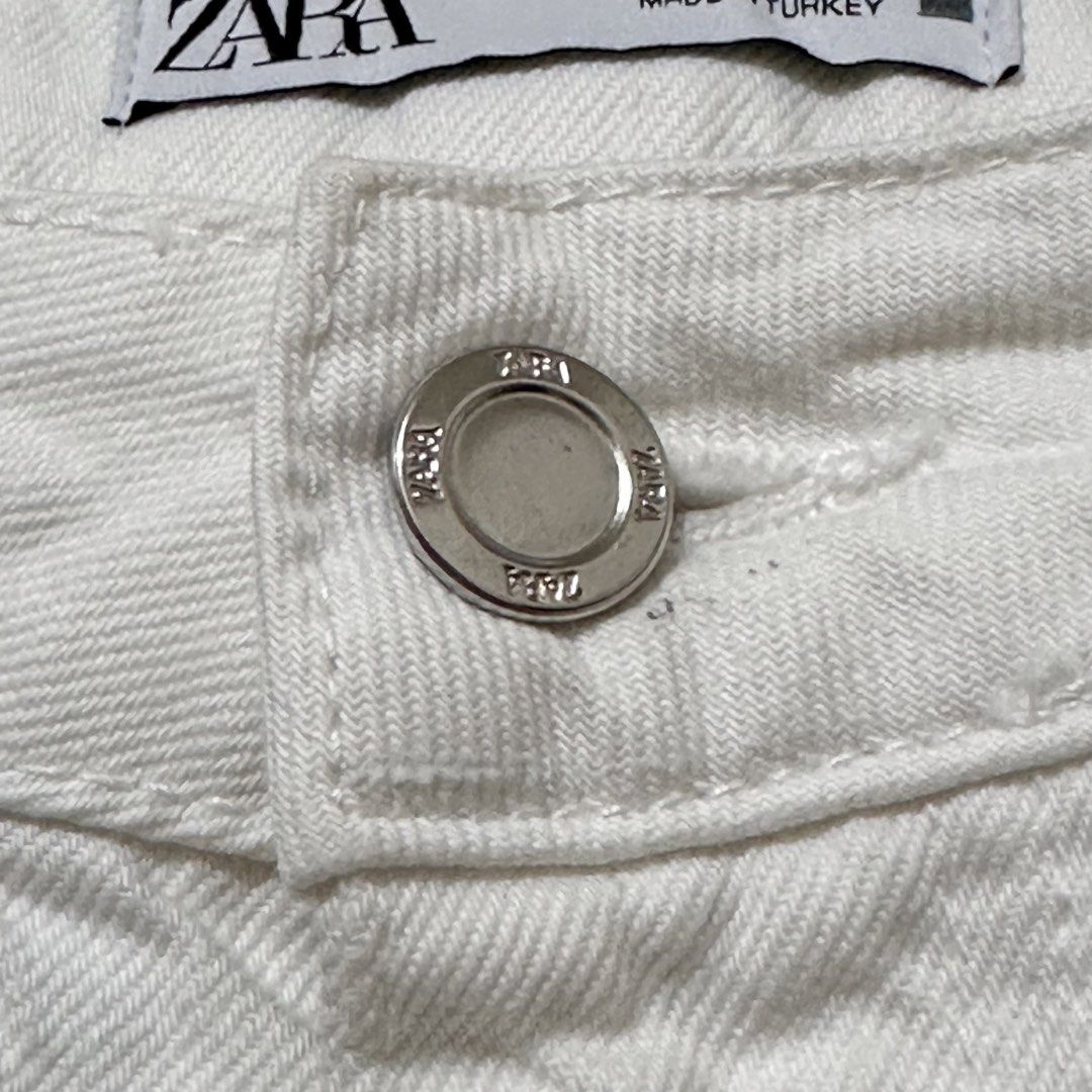 ZARA White Wide Leg Jeans (Category: Jeans) located in Manila. Submitted by preamorph (Listing ID 1448125097, Image 3). Description: - honestly i want to keep this but it no longer fits me :(( - worn once - thick white denim - waist: 28 in.