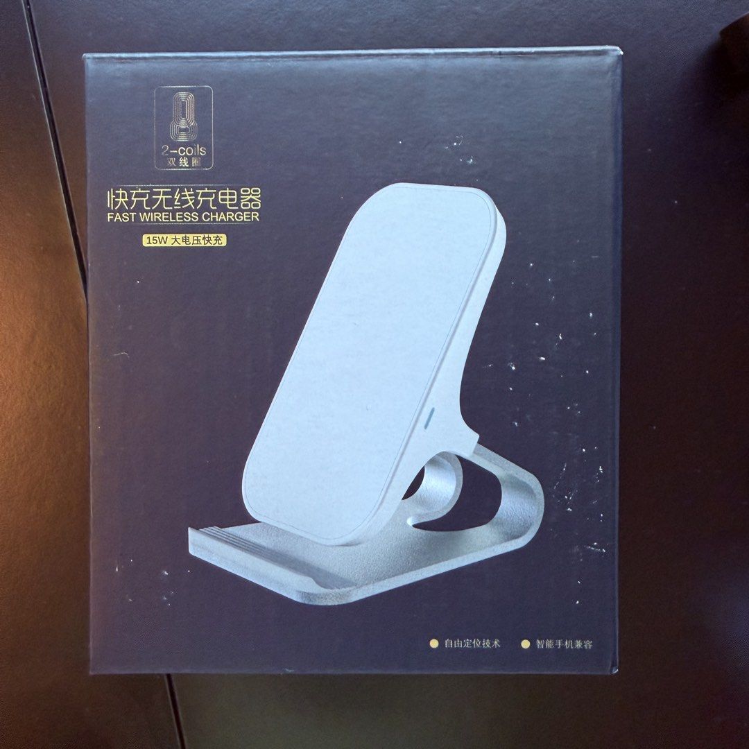 15W Fast Wireless Charger Stand （分類：充電器及電線）位於 Hong Kong。 由 fongfong128 提交（商品編號 1448408505，圖片 3）。簡介： Selling a 15W fast wireless charger stand. Supports 5W, 7.5W, 10W, and 15W charging. Has 2 coils for a larger charging range. LED light shows standby and charging status. Product size is 100*86*68mm. Comes in black with silver accents.。