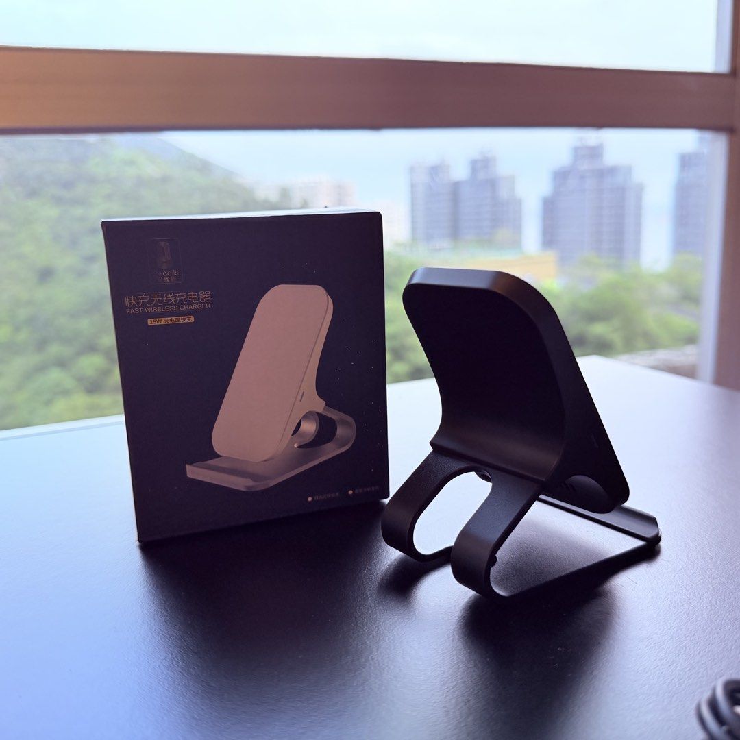 15W Fast Wireless Charger Stand （分類：充電器及電線）位於 Hong Kong。 由 fongfong128 提交（商品編號 1448408505，圖片 2）。簡介： Selling a 15W fast wireless charger stand. Supports 5W, 7.5W, 10W, and 15W charging. Has 2 coils for a larger charging range. LED light shows standby and charging status. Product size is 100*86*68mm. Comes in black with silver accents.。