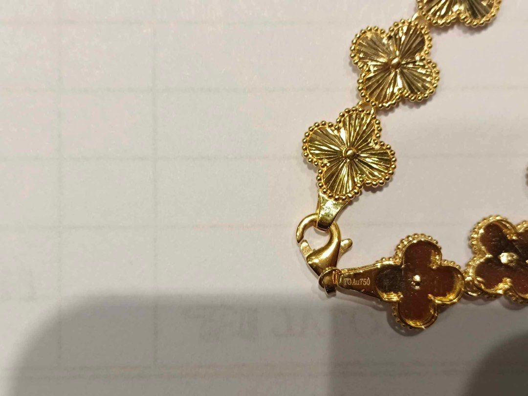 18K SAUDI Gold Clover Bracelet (Category: Bracelets) located in Mandaluyong City. Submitted by mc090794 (Listing ID 1448319978, Image 3). Description: - Beautiful 18K saudi gold bracelet (PAWNABLE) - Features charming clover motifs - Each clover has a unique textured finish - Clasp is stamped 18K Au750 - Adds a touch of luxury to any outfit - Perfect for gifting or personal indulgence.