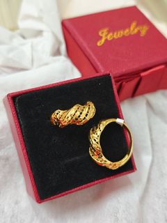 916 Gold Ring Collection item 3