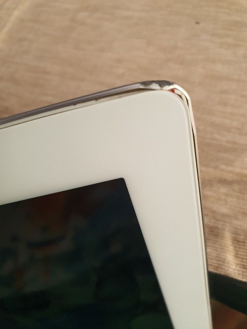 (Category: iPad) located in Singapore. Submitted by iamwhatimwad (Listing ID 1448301217, Image 3). Description: - cfm not working Apple iPad 2 cellular 2011 - 32GB Storage - White Colour Maybe is the battery problem No cable included Buy at own risk.