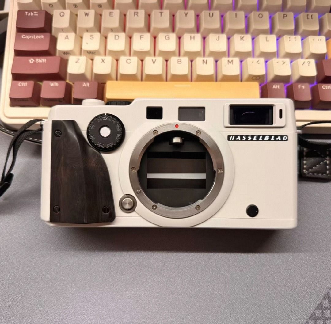 全港 高價収：數碼相機 菲林相機 相機鏡頭 中古相機 鏡頭 Leica/萊卡 Rollei/祿來（祿萊） Hasselblad M10 M9 M6 M3 M4 M240 Rollei Canon/佳能 Miniliux Olympus/奧林巴斯 Contax/康泰時 Pentax/賓得 Mamiya/瑪米亞 Nikon/尼康 Fujifilm/富士 Sony/索尼 Panasonic/松下 （分類：相機）位於 Hong Kong。 由 gentlecloud.e16012 提交（商品編號 1448396961，圖片 1）。簡介： Hasselblad 白色機身相機，連黑色手帶。機身乾淨企理，鏡頭環金屬感十足。有快門、觀景窗同埋其他操作按鈕。適合攝影愛好者收藏或使用。。
