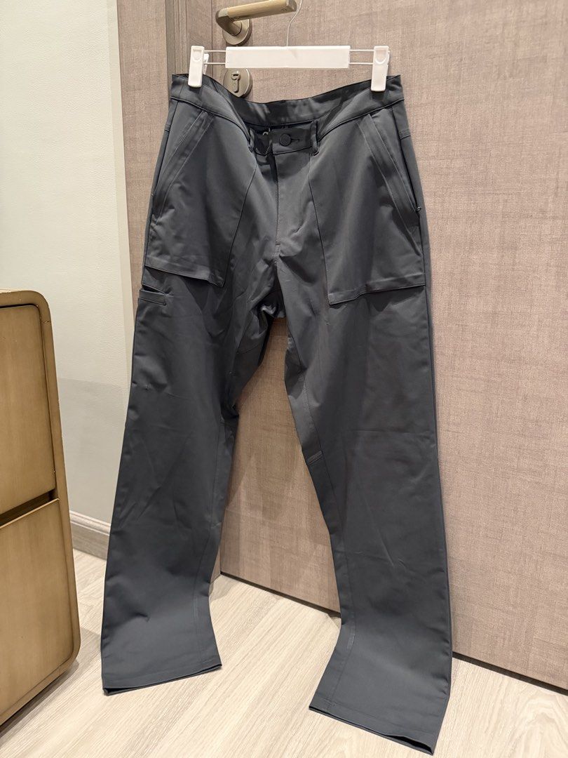 Alo Yoga Block Pants - Anthracite - 32 (Category: Trousers) located in Angeles City. Submitted by mkp125 (Listing ID 1448327539, Image 3). Description: - used 1-2x only - has light iron mark at the back, not as obvious in person - srp at $128 - has unnoticeable hole in the knee area - payment via gcash/bpi - sf c/o buyer at P80-100.