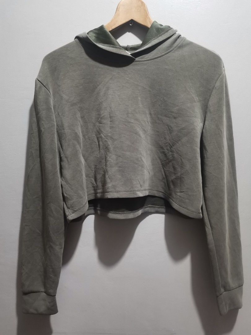 Anko Active Cropped Hoodie Size 8 Green (Category: Coats, Jackets and Outerwear) located in Quezon City. Submitted by heybailey (Listing ID 1448302225, Image 1). Description: DIMENSIONS CHEST: 21 inches when laid flat LENGTH: 14.5 inches - Anko Active green cropped hoodie - Size 8 - Long sleeves with elasticated cuffs - Hooded neckline - Soft fabric - Perfect for casual wear or layering - Easy to style.
