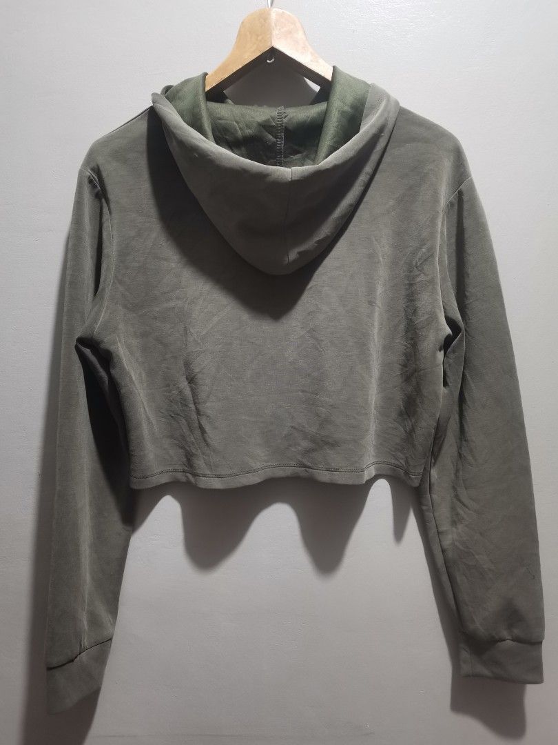 Anko Active Cropped Hoodie Size 8 Green (Category: Coats, Jackets and Outerwear) located in Quezon City. Submitted by heybailey (Listing ID 1448302225, Image 2). Description: DIMENSIONS CHEST: 21 inches when laid flat LENGTH: 14.5 inches - Anko Active green cropped hoodie - Size 8 - Long sleeves with elasticated cuffs - Hooded neckline - Soft fabric - Perfect for casual wear or layering - Easy to style.