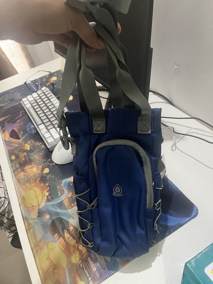 AquaFlask Stonybrook Bottle Bag - Blue (Category: Water Bottles & Tumblers) located in Imus. Submitted by nettreasures.ph (Listing ID 1448277944, Image 3). Description: ❣️Brandnew & original ❣️No issue sa lahat ❣️40 oz kahit may boots kasya ❣️with tags AquaFlask Stonybrook bottle bag in blue. Has a front zippered pocket and side elasticated pockets for extra storage. Adjustable shoulder strap included. Great for carrying your water bottle on the 
