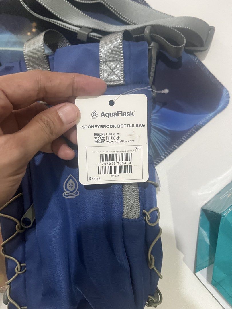 AquaFlask Stonybrook Bottle Bag - Blue (Category: Water Bottles & Tumblers) located in Imus. Submitted by nettreasures.ph (Listing ID 1448277944, Image 2). Description: ❣️Brandnew & original ❣️No issue sa lahat ❣️40 oz kahit may boots kasya ❣️with tags AquaFlask Stonybrook bottle bag in blue. Has a front zippered pocket and side elasticated pockets for extra storage. Adjustable shoulder strap included. Great for carrying your water bottle on the 