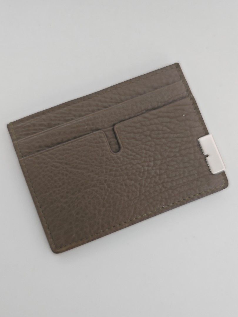 Authentic Burberry unisex card holder military/ light brown leather 5 cc pockets wallet, cardholder 全新正品中性卡片套(內有5格). 2 outside card slot each side & 1 middle pocket, total 5 pockets. Sandon Grainy Leather (No receipt) （分類：手袋及銀包）位於 Hong Kong。 由 goodiehouse 提交（商品編號 1448388084，圖片 3）。簡介： 。