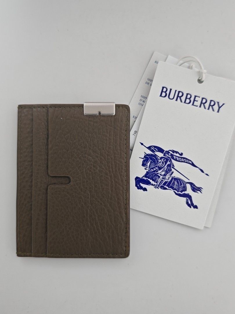 Authentic Burberry unisex card holder military/ light brown leather 5 cc pockets wallet, cardholder 全新正品中性卡片套(內有5格). 2 outside card slot each side & 1 middle pocket, total 5 pockets. Sandon Grainy Leather (No receipt) （分類：手袋及銀包）位於 Hong Kong。 由 goodiehouse 提交（商品編號 1448388084，圖片 1）。簡介： 。
