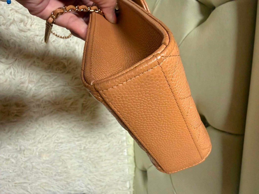 Authentic Chanel Caviar Cellphone sling bag (Category: Luxury Bags & Wallets) located in Quezon City. Submitted by jhaediah (Listing ID 1431212085, Image 3). Description: Cp holder caviar ghw Series 25💕7.7.16 With card and db .