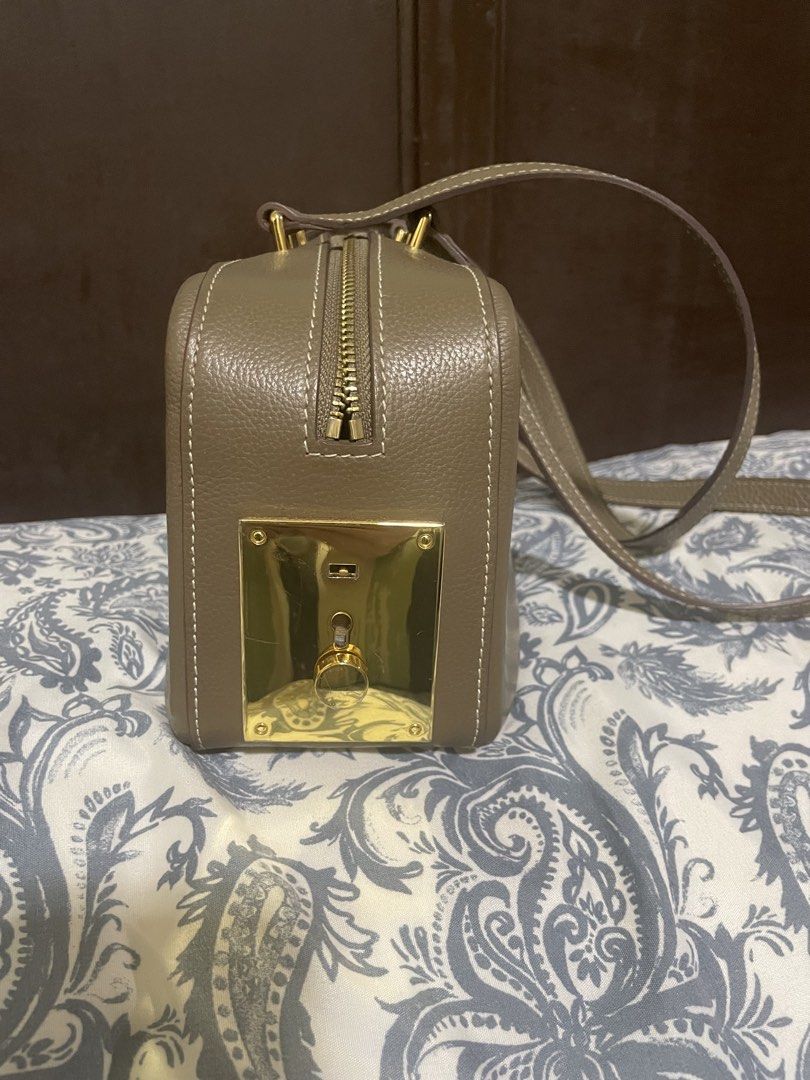 Bag genuine leather (Category: Luxury Bags & Wallets) located in Iloilo. Submitted by sg0313 (Listing ID 1448398586, Image 3). Description: - Hermes inspired fauborg express. Chic taupe genuine leather handbag - Elegant gold zipper and lock closure (Zipper can be locked in the gold hardware plate for added security) - Four protective gold feet on the bottom - Impeccable, clean stitching throughout. *Payment upfront thru Gcash. Buyer will pay ship