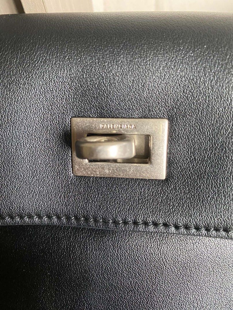 Balenciaga （分類：手袋及銀包）位於 Hong Kong。 由 magandaalo52790 提交（商品編號 1448292010，圖片 3）。簡介： 。