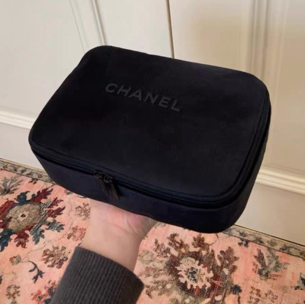 Beauty Cosmetic Pouch (Category: Purses & Pouches) located in Kuala Lumpur. Submitted by babylon.babylon (Listing ID 1448435081, Image 1). Description: .