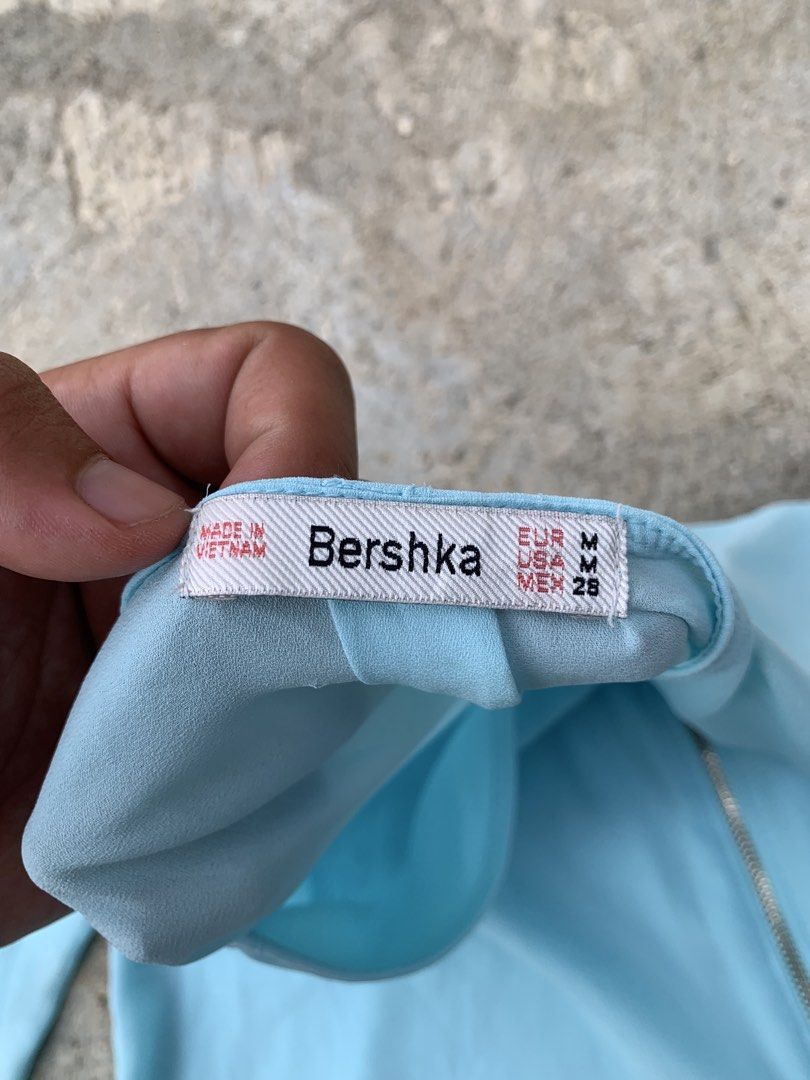 Bershka Light Blue Long Sleeve Zip Front Blouse (Category: Blouses) located in Candijay. Submitted by elissethriftiquebhl (Listing ID 1448373528, Image 2). Description: ▫️DIMENSIONS(in inch): 📐 Width: 19.5 📐 Length: 24 ▫️COLOR RATE: 9.5/10 ▫️CONDITION: Excellent ▫️ISSUE/FLAWS: None ✅ TAGS AND OTHER DETAILS ARE POSTED PLEASE SLIDE IT THANKYOU. ⚠️REMINDERS BEFORE BUYING⚠️ ~ All items are off/legit for safety. ~ Items are thrifted. Please manage y