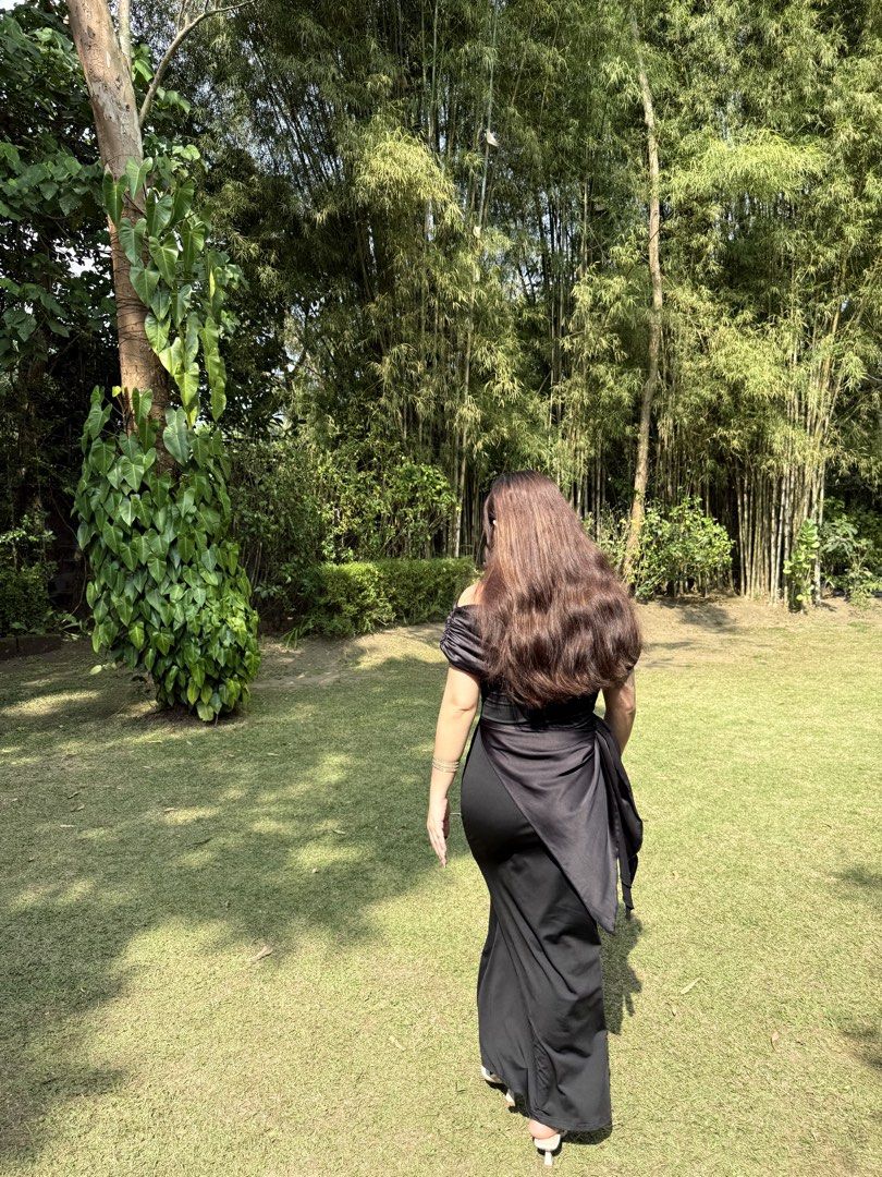 Black Formal Dress (Category: Evening dresses & gowns) located in Cavite. Submitted by rrppreloved (Listing ID 1448361845, Image 2). Description: Used once for a wedding Wearing small size (5’2 height, 26 waistline and 36B bust) .