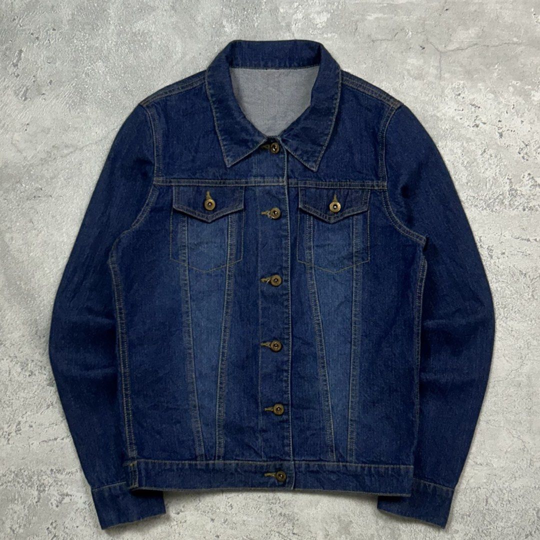 Blue Trucker Denim Jacket / Jaket Denin Biru Gelap (Kategori: Baju Luaran) berada di Jakarta Selatan. Dikirim oleh w3.curated (ID iklan 1448390233, Gambar 1). Deskripsi: •Size: M-L •Great Condition 8,8/10 Chat For Details REKBER OREN ON.
