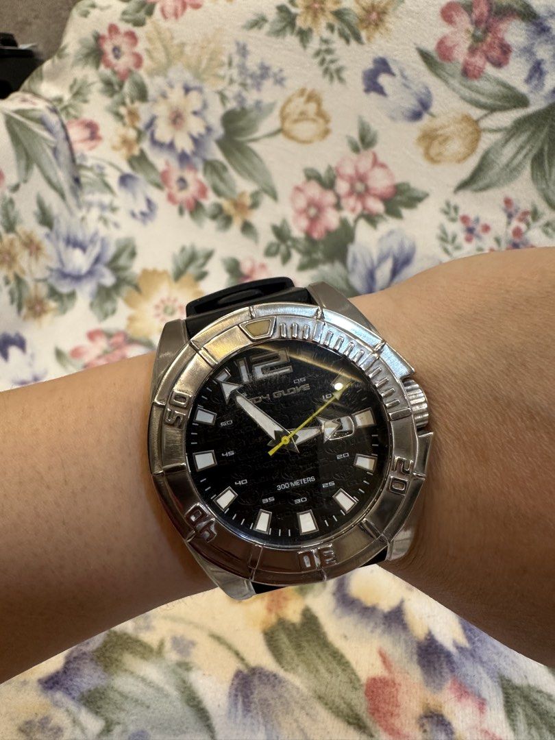 Body Glove 300M Diver Watch (Category: Men's Watches) located in Pasig City. Submitted by surplusatbp (Listing ID 1448480558, Image 1). Description: Preloved Watches Body Glove 300M Diver Watch Professional Diver Spec: Features a 300M water resistance rating with a robust, screw-down crown design. Rotating Bezel: Unidirectional bezel for tracking immersion time, essential for dive enthusiasts. Clear Legibility: High-contrast indices and luminous 