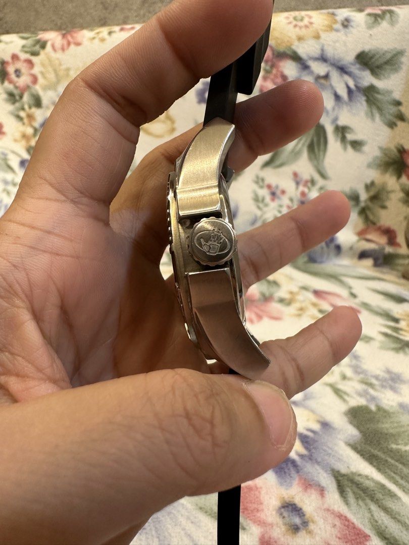 Body Glove 300M Diver Watch (Category: Men's Watches) located in Pasig City. Submitted by surplusatbp (Listing ID 1448480558, Image 2). Description: Preloved Watches Body Glove 300M Diver Watch Professional Diver Spec: Features a 300M water resistance rating with a robust, screw-down crown design. Rotating Bezel: Unidirectional bezel for tracking immersion time, essential for dive enthusiasts. Clear Legibility: High-contrast indices and luminous 