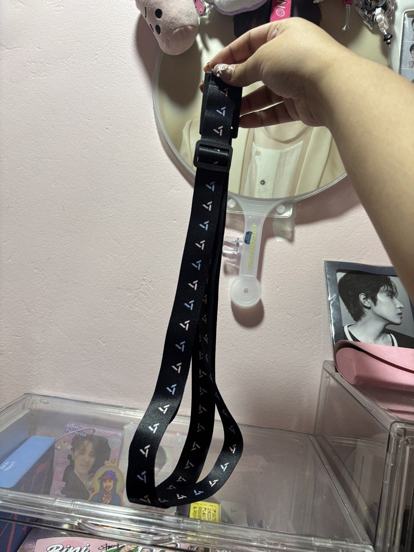 caratbong version 3 (Category: K-Wave Merchandise) located in Manila. Submitted by stroberigelato (Listing ID 1448477666, Image 3). Description: FS: SEVENTEEN Official Light Stick Ver. 3 💎 Price: ₱1,200 PAYO: 1,000 ✨ Slightly used and in excellent condition. 📦 Comes with the og box, strap and dust bag 💬 Price is negotiable for sure buyers. 🆓 Free Lightstick body strap and official seventeen photocards 🚚 Buyer will shoulder shipping fee (J&T/