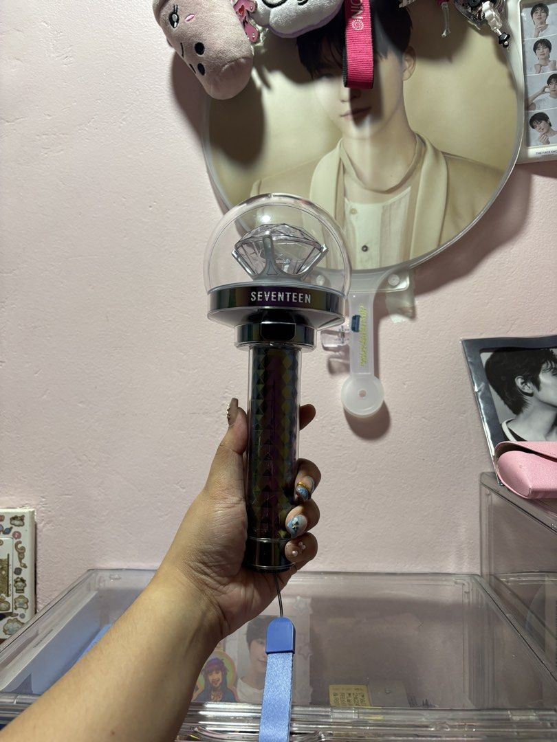 caratbong version 3 (Category: K-Wave Merchandise) located in Manila. Submitted by stroberigelato (Listing ID 1448477666, Image 2). Description: FS: SEVENTEEN Official Light Stick Ver. 3 💎 Price: ₱1,200 PAYO: 1,000 ✨ Slightly used and in excellent condition. 📦 Comes with the og box, strap and dust bag 💬 Price is negotiable for sure buyers. 🆓 Free Lightstick body strap and official seventeen photocards 🚚 Buyer will shoulder shipping fee (J&T/