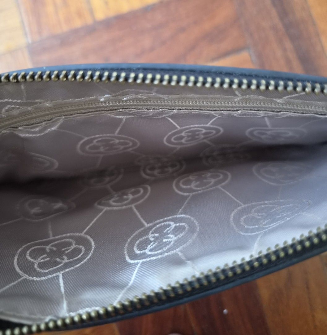 Celine Maje Leather Pouch (Category: Luxury Bags & Wallets) located in Santo Tomas. Submitted by anacristin90526 (Listing ID 1448306953, Image 3). Description: Original Minimal sign of usage.