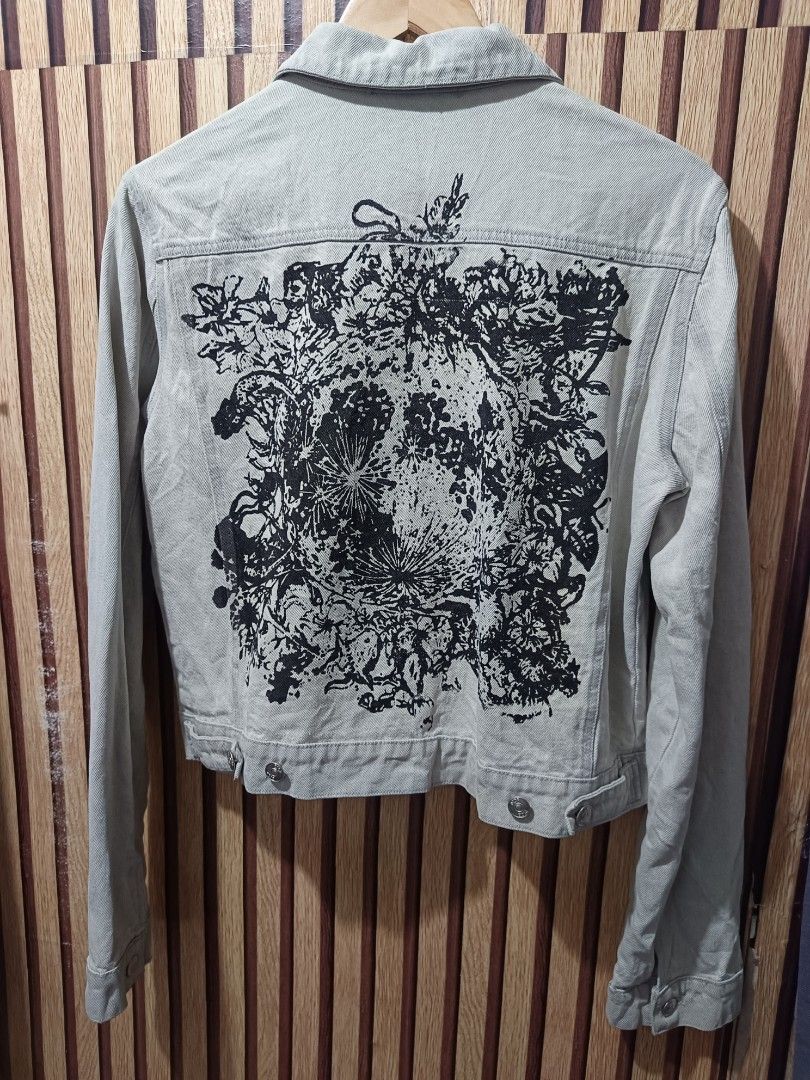 Christian Dior Denim Jacket (Category: Luxury Apparel) located in Cebu City. Submitted by negotiableprice22 (Listing ID 1448433749, Image 2). Description: CHRISTIAN DIOR DENIM JACKET You can see the logo on the buttons. You can see the logo at the front bottom left side. DIMES MEASURED ON FLAT SURFACE width 19.5 length 21.5 sleeve 26.5 complete tags need wash available.