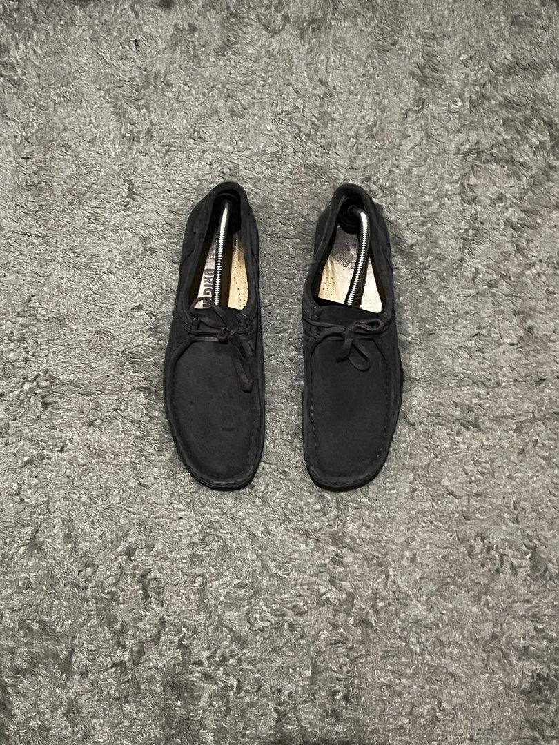 Clarks Wallabe Charcoal (Kategori: Sepatu Pria - Lainnya) berada di Bogor. Dikirim oleh bekasberkelazzz (ID iklan 1448415281, Gambar 2). Deskripsi: Clarks Wallabe Charcoal Size 43 (27cm) Condition 8/10 idr 750,000.