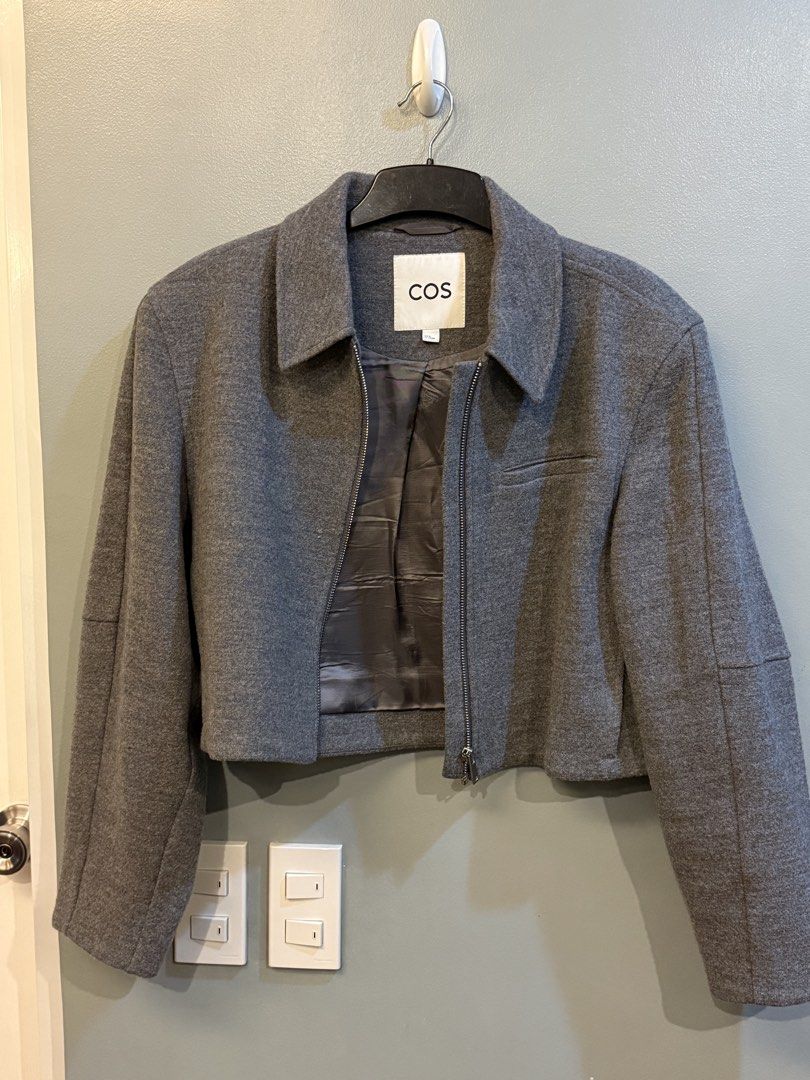 COS Grey Cropped Wool Blend Jacket (Category: Coats, Jackets and Outerwear) located in Taguig. Submitted by clutterdump (Listing ID 1448436911, Image 1). Description: Grey cropped jacket from COS. Made from a wool blend. Features a zip-up front and a classic collar. Great for layering over tops or dresses. Versatile piece for your wardrobe..