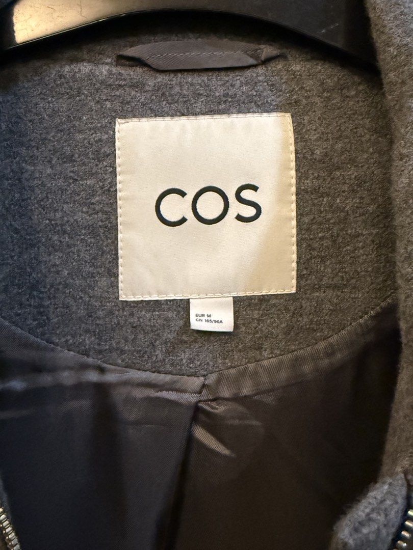 COS Grey Cropped Wool Blend Jacket (Category: Coats, Jackets and Outerwear) located in Taguig. Submitted by clutterdump (Listing ID 1448436911, Image 2). Description: Grey cropped jacket from COS. Made from a wool blend. Features a zip-up front and a classic collar. Great for layering over tops or dresses. Versatile piece for your wardrobe..