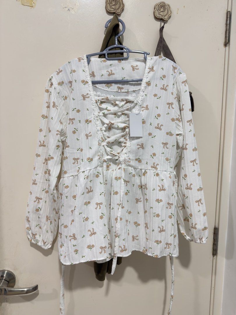 Cottage Blouse Floral (Category: Blouses) located in Kuala Perlis. Submitted by mochiiro (Listing ID 1448463607, Image 2). Description: Measurement can refer pic - selling coz too big on me -material bestttt dooohhh im not sure what it is tp u guys will love it🫶🏻.