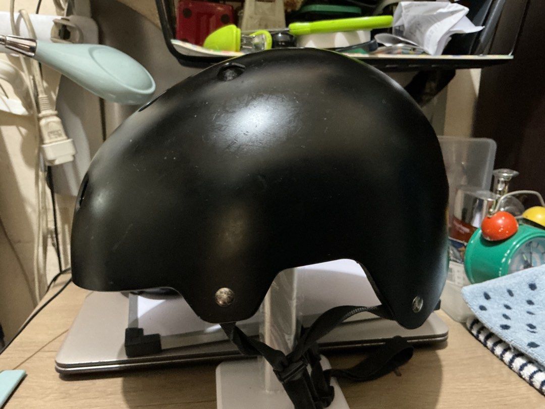 Diamond Back BMX Helmet Half shell (Category: Bicycles) located in Caloocan City. Submitted by red_rob (Listing ID 1448336955, Image 2). Description: Diamond Back BMX Helmet Half Shell Adult mens size Adjustable straps and head grip No Bsag no crack All goods Gaganitin na lng LOCATION: South caloocan pickup/meetup ONLY, lalamove COD ok, Gcash ok. Delivery FEES by Buyer.