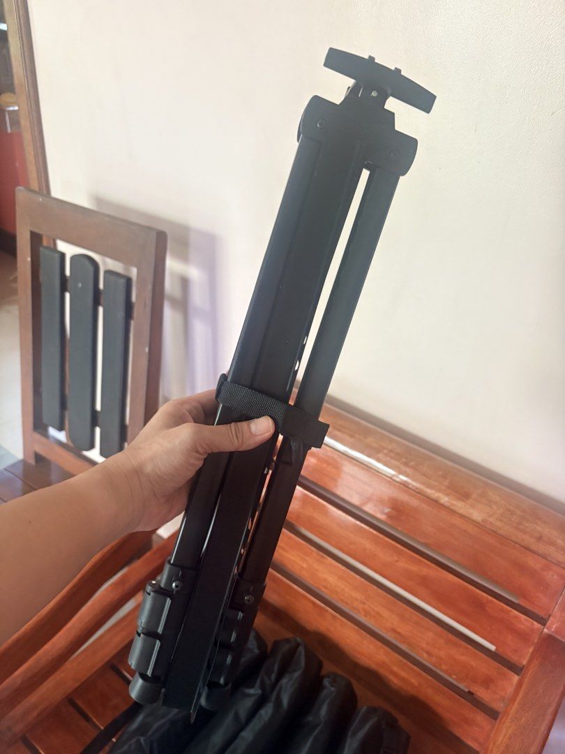 Easel Stand (Category: Tripods & Monopods) located in Pasig City. Submitted by kiesh10 (Listing ID 1448302924, Image 2). Description: - Black tripod 5pcs, one without bag - Includes black carrying bag with strap - Legs fold for convenient transport - Suitable for photo displays .