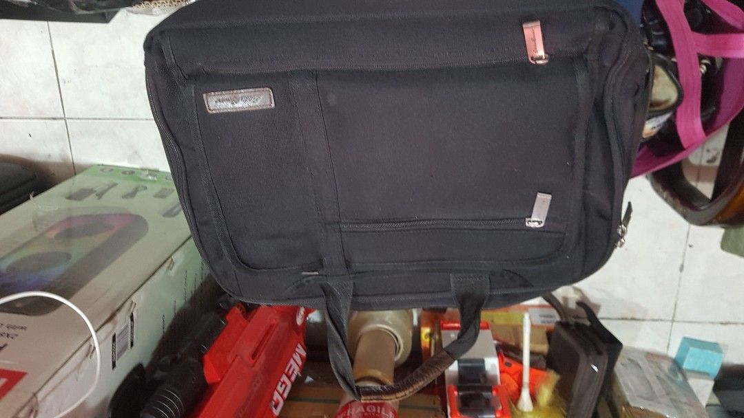 Eddie Bauer laptop travel bag (Category: Sling Bags) located in Taguig. Submitted by ashicollection (Listing ID 1448333923, Image 3). Description: Please read! For sure buyer only! NO COD/COP No reservation The items will be sold to the first payer w/o prior notice. Verbal reservations are not acceptable. Note: All items are vintage. Please manage your expectations accordingly. G cash payment. Shipping via Lalamove Metro Manila. For province: J a