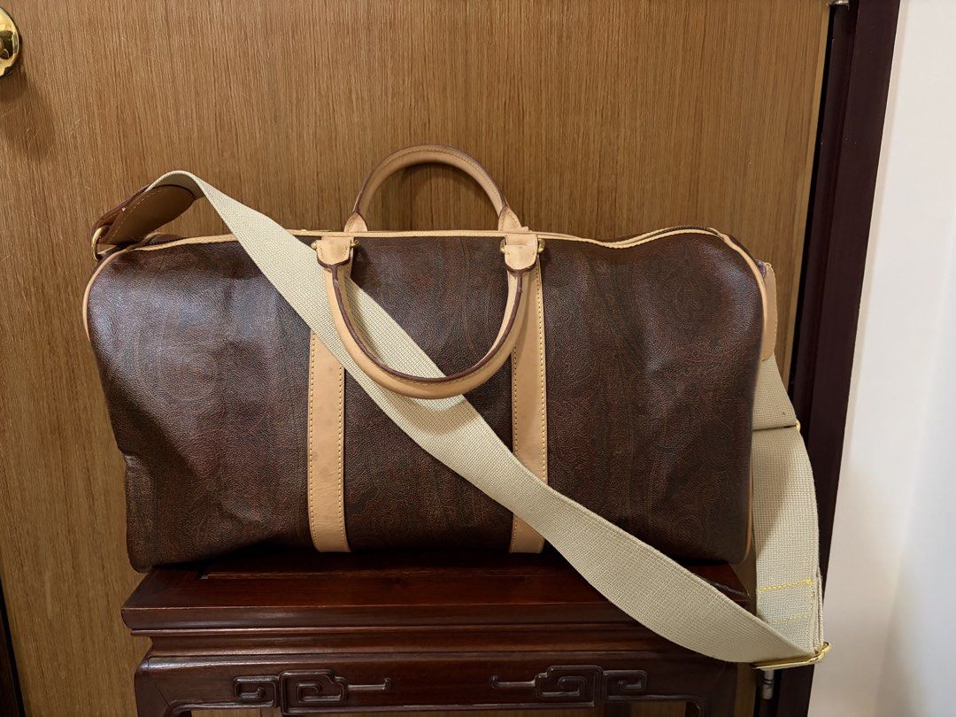 意大利品牌ETRO 大型旅行袋 ETRO Milano large paisley duffle bag （分類：手袋及銀包）位於 Hong Kong。 由 gracewsun 提交（商品編號 1448391208，圖片 1）。簡介： 意大利米蘭名牌ETRO 大號旅行袋。ETRO 招牌腰果紋圖案，全人手製造，表面及內籠皆95% 新。附有所有原裝配件。適合短途旅行、帶上機、或用作gym bag。尺寸請參考相片。面交。Classic ETRO Milano duffle bag. Fully hand made and in very good condition, perfect for weekend getaways or gym sessions. It's a very spacious bag, featuring the iconic ETRO paisley print in a rich brown. The leather details and strap add a 