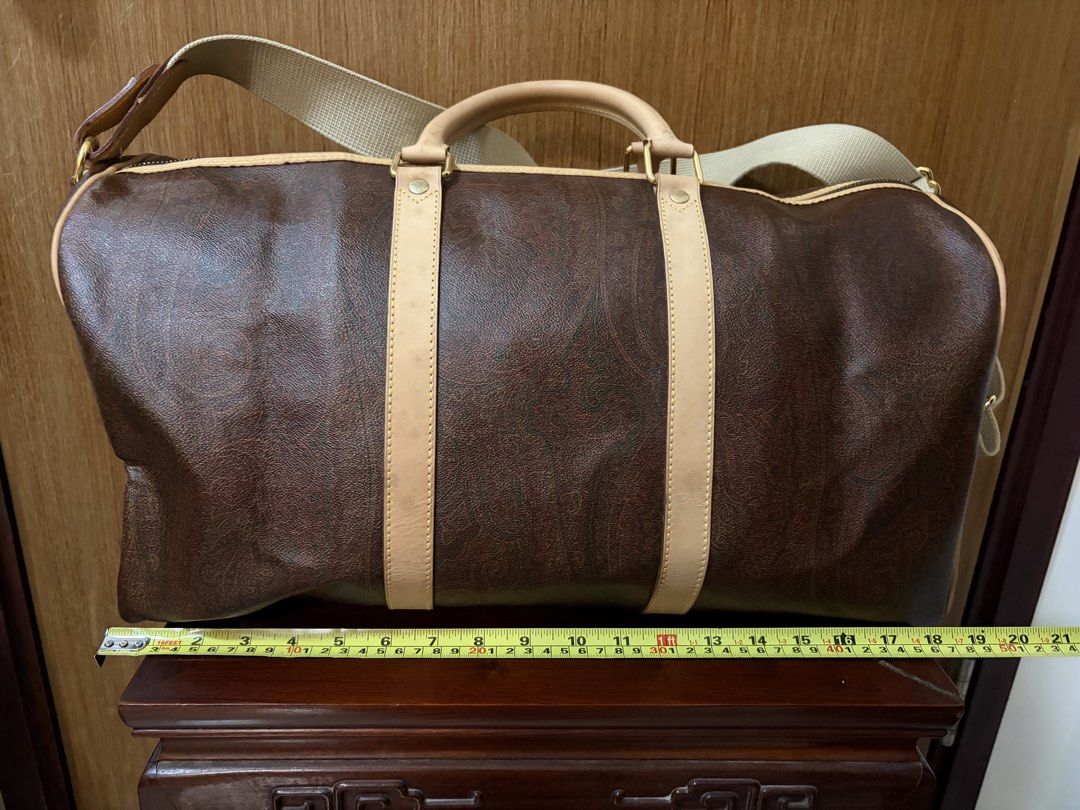 意大利品牌ETRO 大型旅行袋 ETRO Milano large paisley duffle bag （分類：手袋及銀包）位於 Hong Kong。 由 gracewsun 提交（商品編號 1448391208，圖片 3）。簡介： 意大利米蘭名牌ETRO 大號旅行袋。ETRO 招牌腰果紋圖案，全人手製造，表面及內籠皆95% 新。附有所有原裝配件。適合短途旅行、帶上機、或用作gym bag。尺寸請參考相片。面交。Classic ETRO Milano duffle bag. Fully hand made and in very good condition, perfect for weekend getaways or gym sessions. It's a very spacious bag, featuring the iconic ETRO paisley print in a rich brown. The leather details and strap add a 